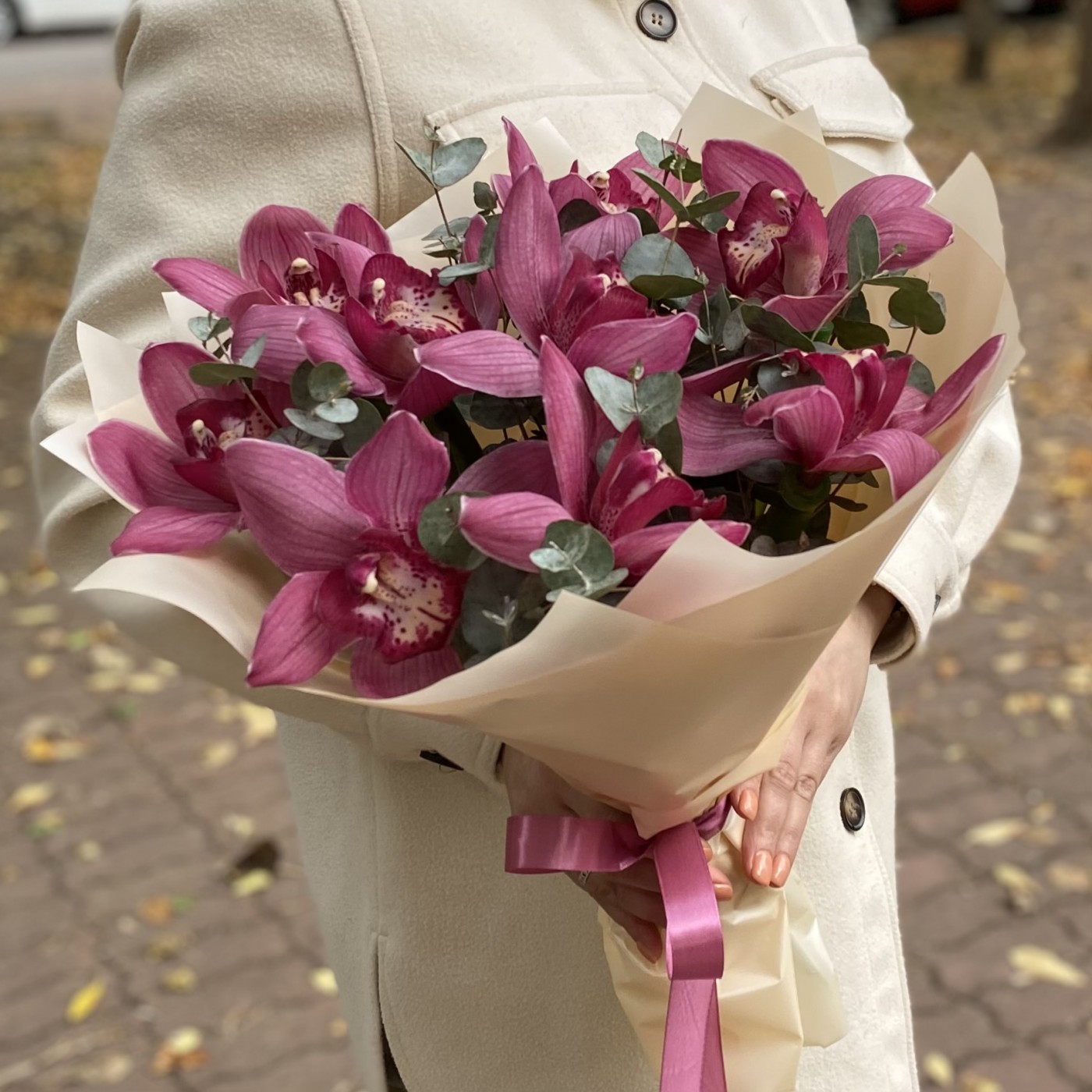Букет из темно-розовой орхидеи с эвкалиптом